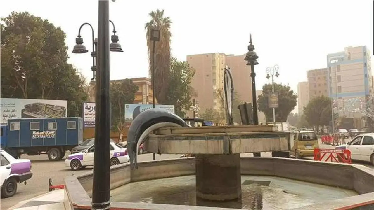 الطقس السيء يتسبب في سقوط تمثال دولفين بأشهر ميادين محافظة قنا